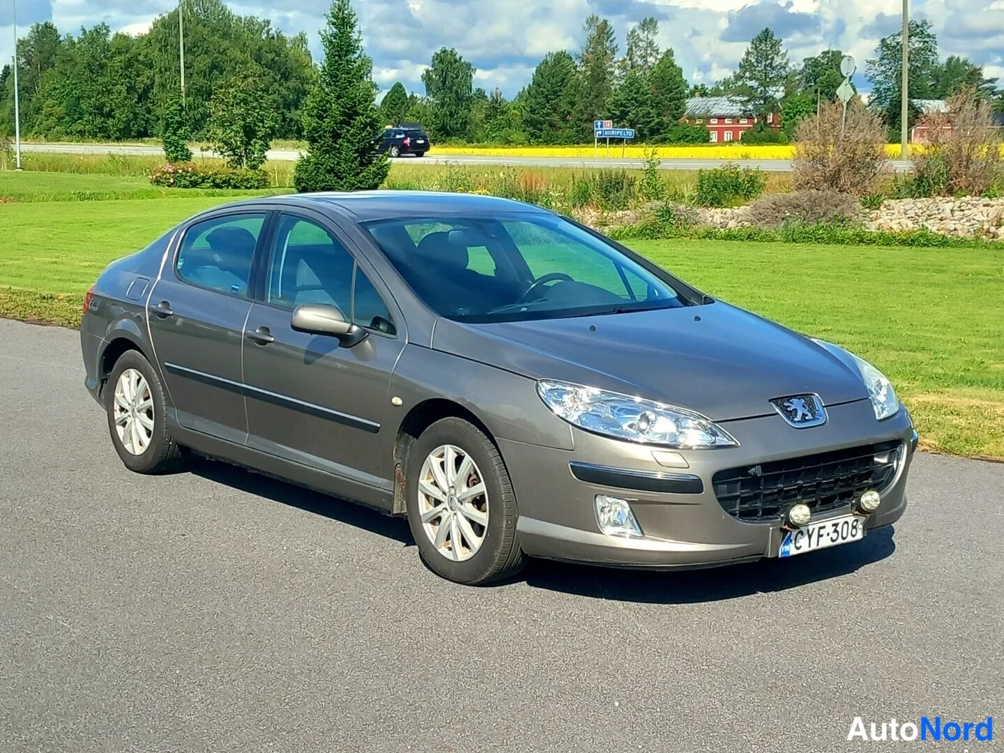 Etuviisto, nokka oikealle: Peugeot 407 -sedanin etukulma oikealta edessä, rekisteritunnus.