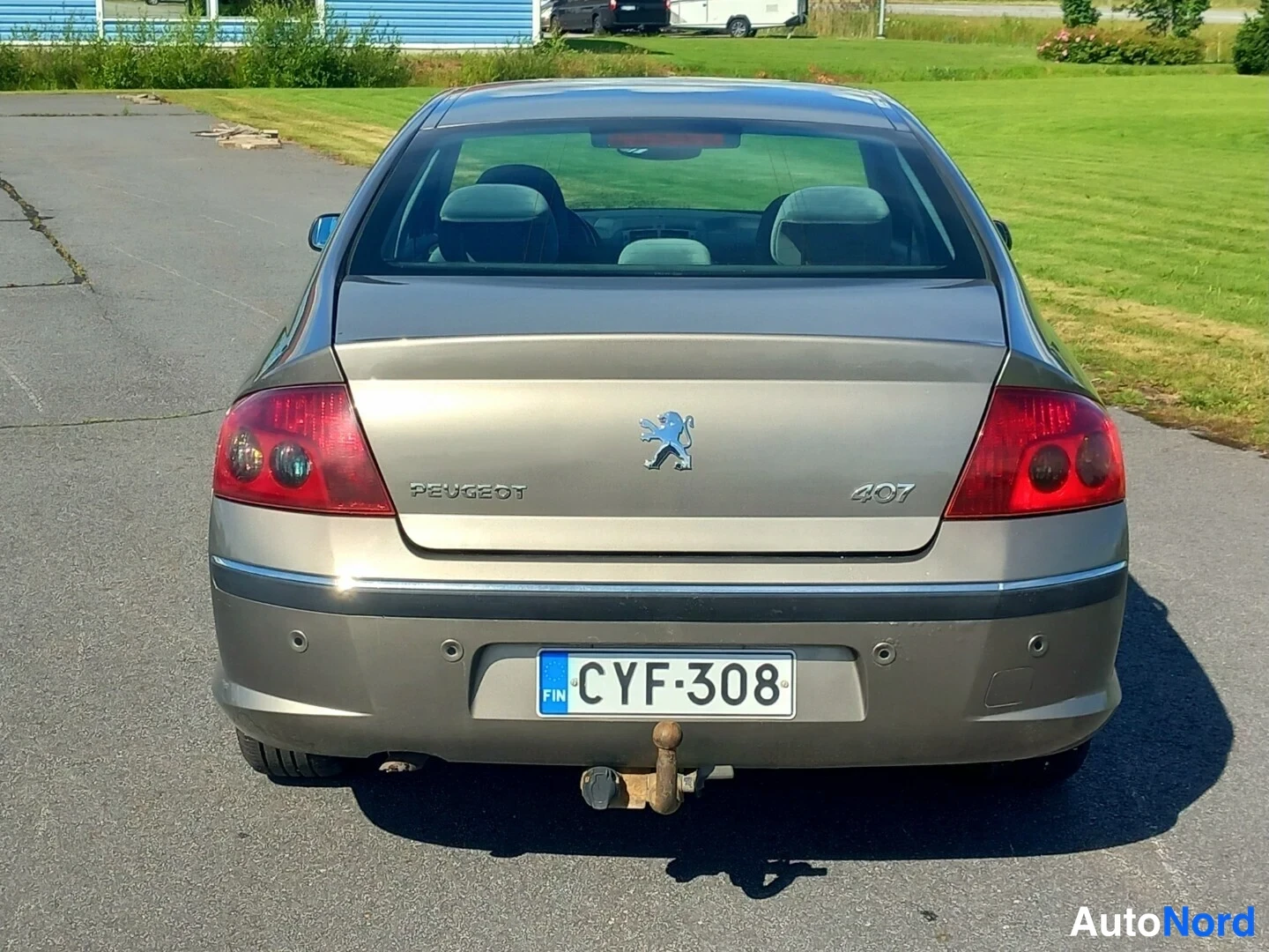 Takaa: Peugeot 407:n takaosa suoraan takaa, rekisteri, kirkas päivä.
