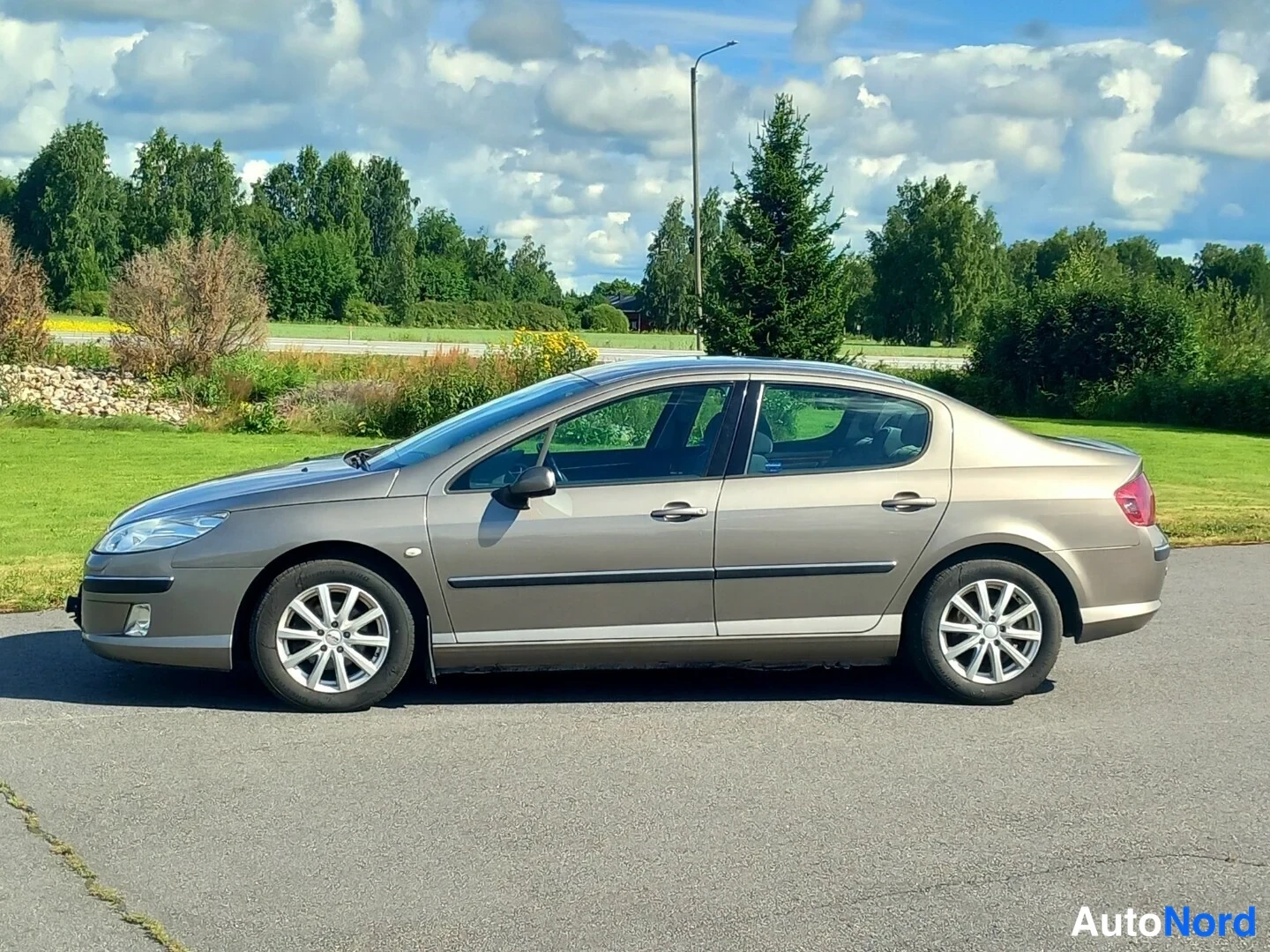Etuviisto, nokka vasemmalle: Peugeot 407 -sedanin etukolmannes keula vasemmalla, etupää ja vasen kylki näkyvissä.