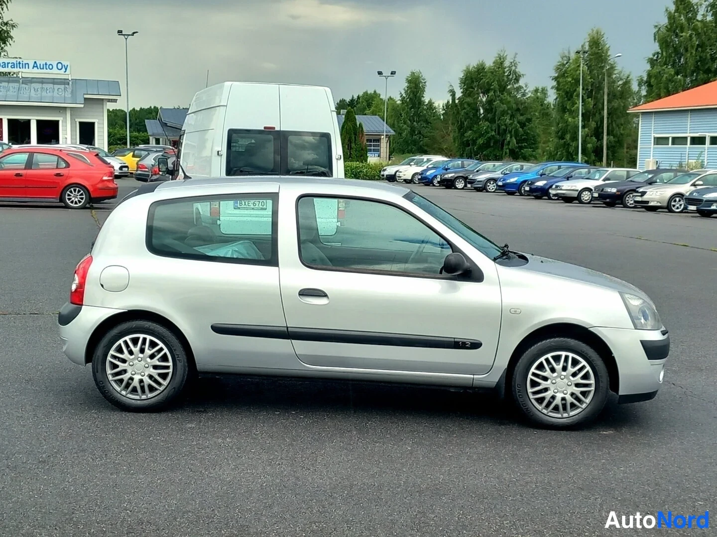 Etuviisto, nokka oikealle: Hopeanvärinen kolmioovinen hatchback sivulta kuvattuna; keula osoittaa kuvaan oikealle, ajovalo ja konepelti näkyvät oikeassa reunassa.