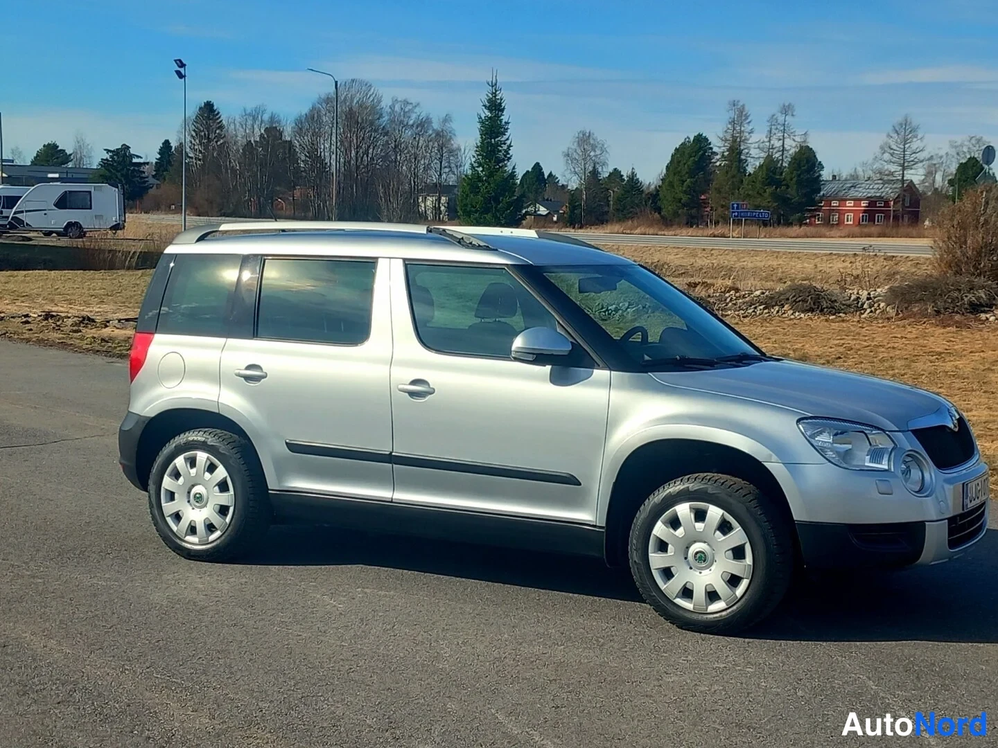 Etuviisto, nokka oikealle: Hopeanvärinen Skoda Yeti -auto kuvattu nokka oikealle kolmanneltasektorilta, kylki ja keula näkyvät.