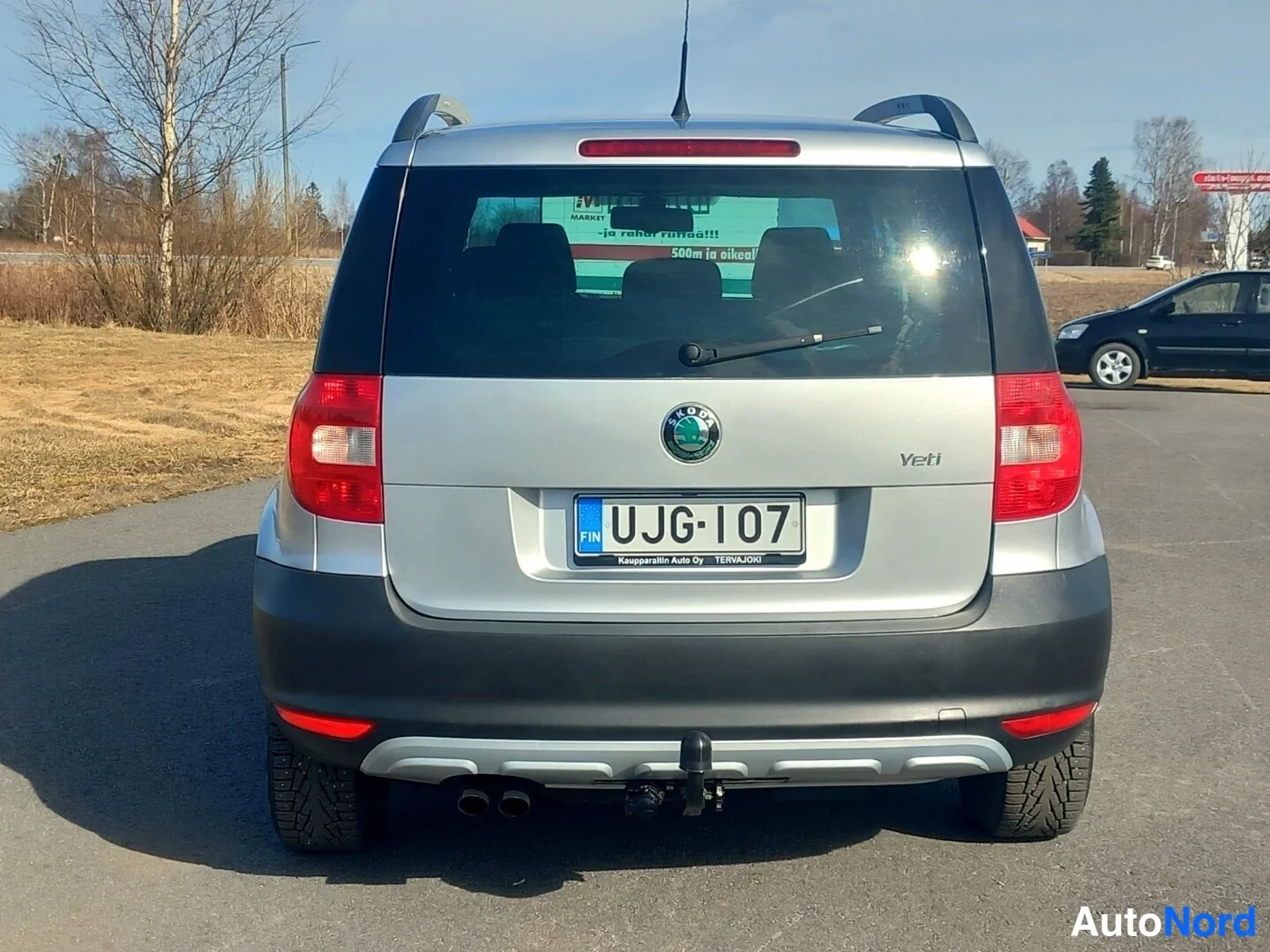 Takaa: Silver Skoda Yetin takavalo, puskuri ja perävaunun vetolaite. Takalukko on näkyvissä.