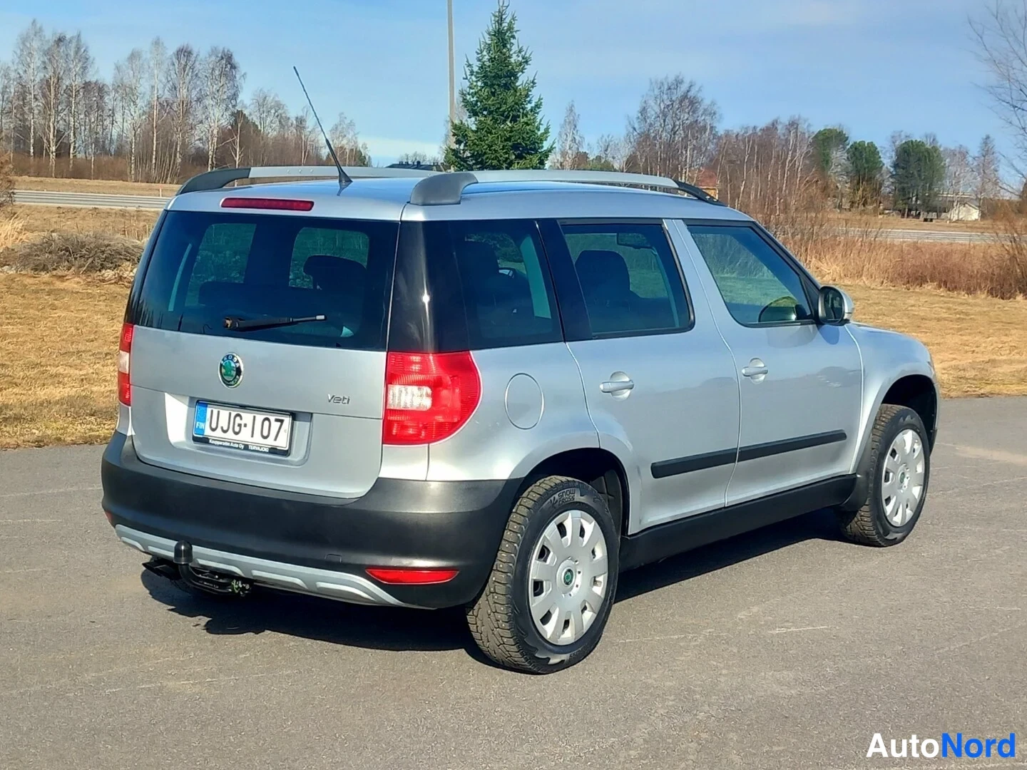 Takaviisto: Hopeanvärinen Skoda Yeti -auto takaa kolmanneltasektorilta, rekisterikilpi ja vetokoukku näkyvissä.