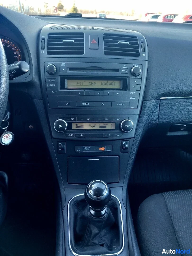 Muu: Kojelauta ja keskikonsoli: manuaalivaihteisto, radio ja automaatti-ilmastointi.
