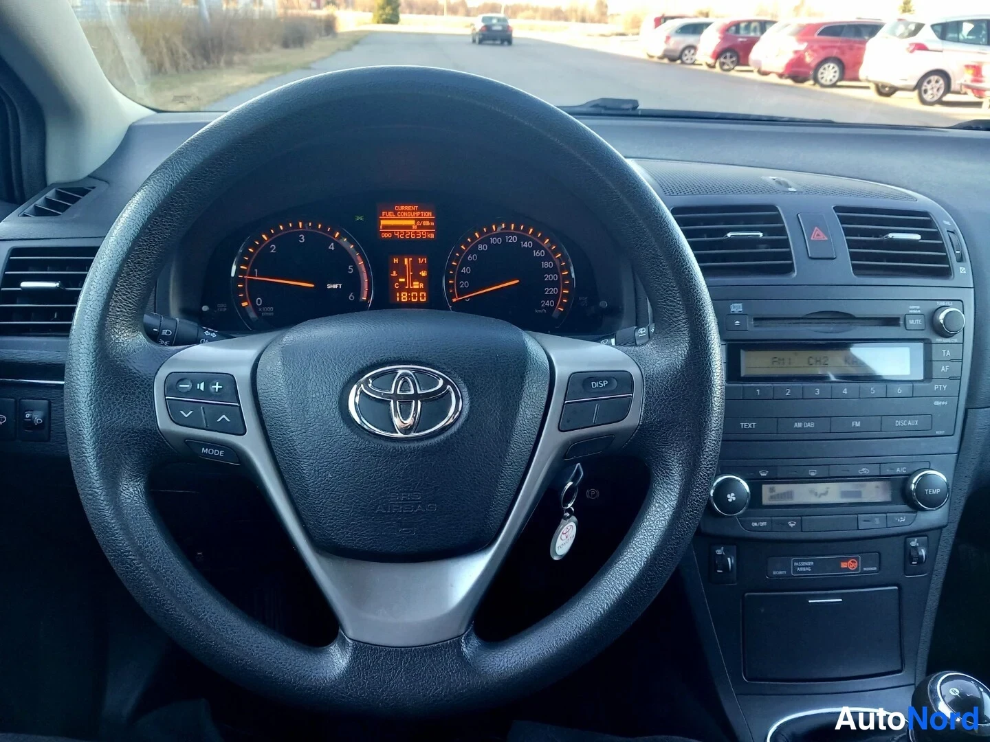 Yksityiskohta: Toyota Avensisin ohjaamo näytetty rattien ja kojelaudan osalta.