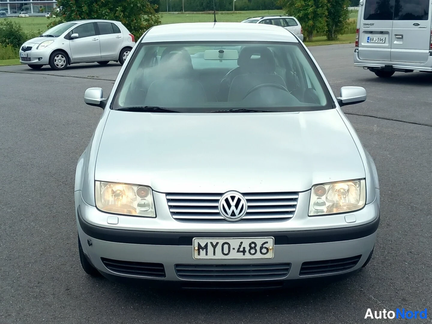 Edestä: Hopeisen Volkswagen Boran etunäky ylhäältä suoraan edestä kuvattuna, rekisterikilpi MY0-486.