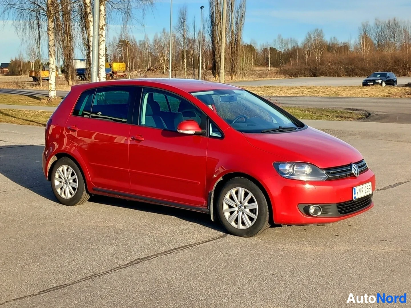 Etuviisto, nokka oikealle: Punainen Volkswagen Golf Plus -farmarityylinen viistosta edestä oikealta kuvattuna
