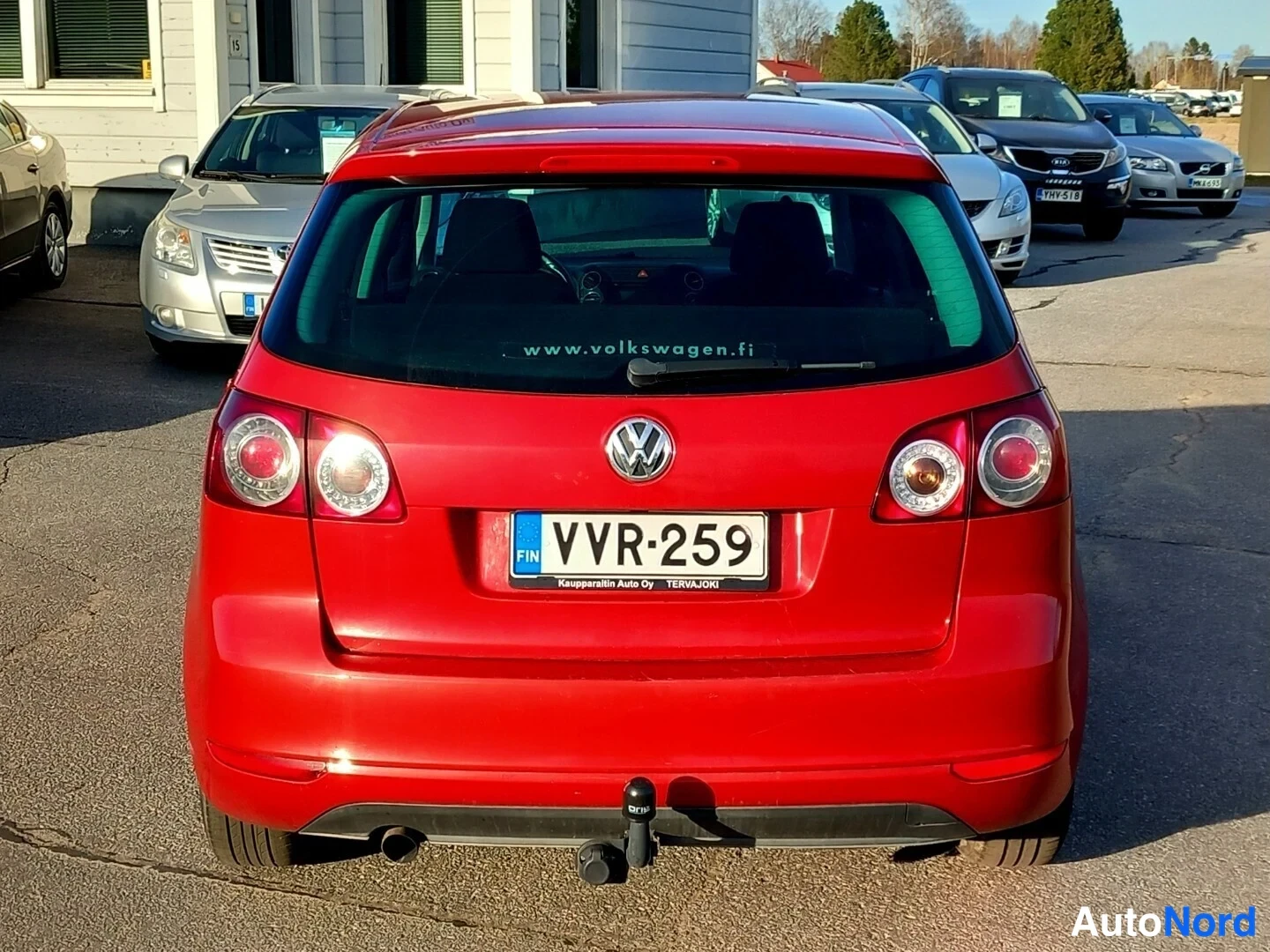 Takaa: Punaisen Volkswagenin takanäkymä rekisterikilvellä.