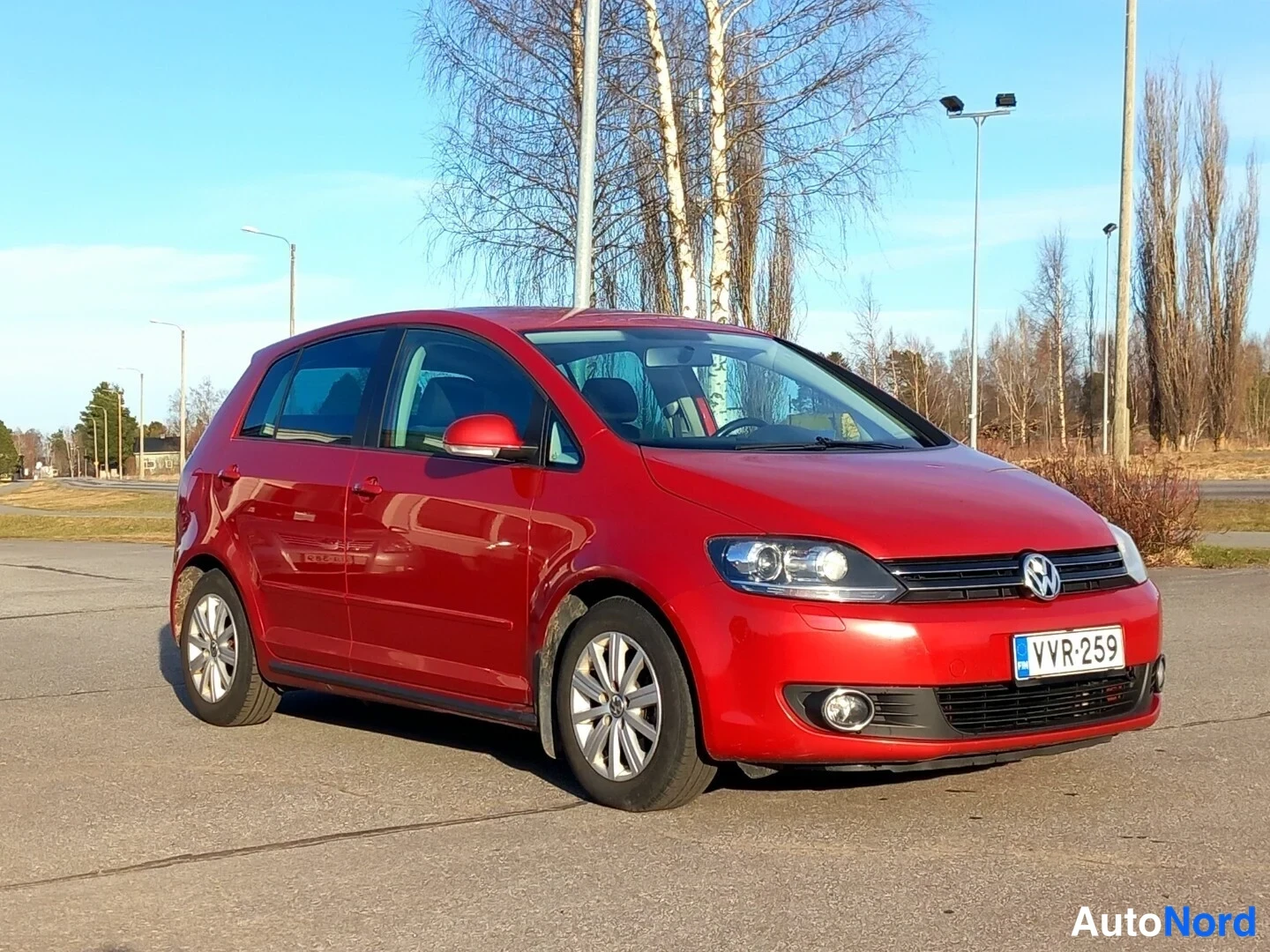 Etuviisto, nokka oikealle: Punainen Volkswagen Golf Plus etuviistosta oikealta, rekisteritunnus