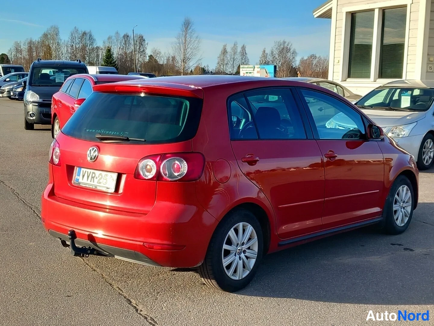 Takaviisto: Punainen Volkswagen Golf Plus takaviistosta vasemmalta, rekisteritunnus