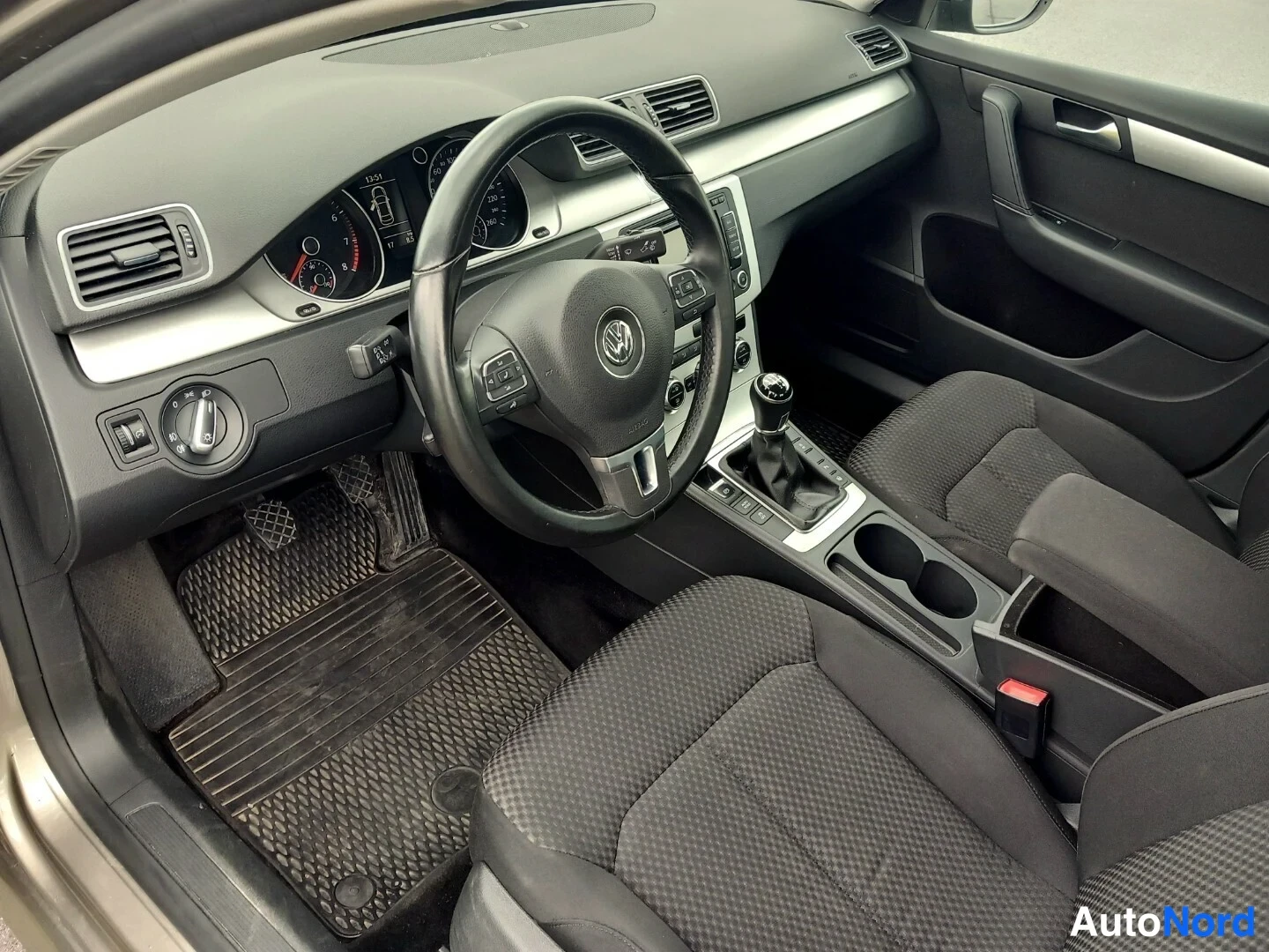 Muu: Sisätilakuva: Volkswagen-ohjauspyörä, manuaalivaihteisto, tummat istuimet ja tekstiilimatot.