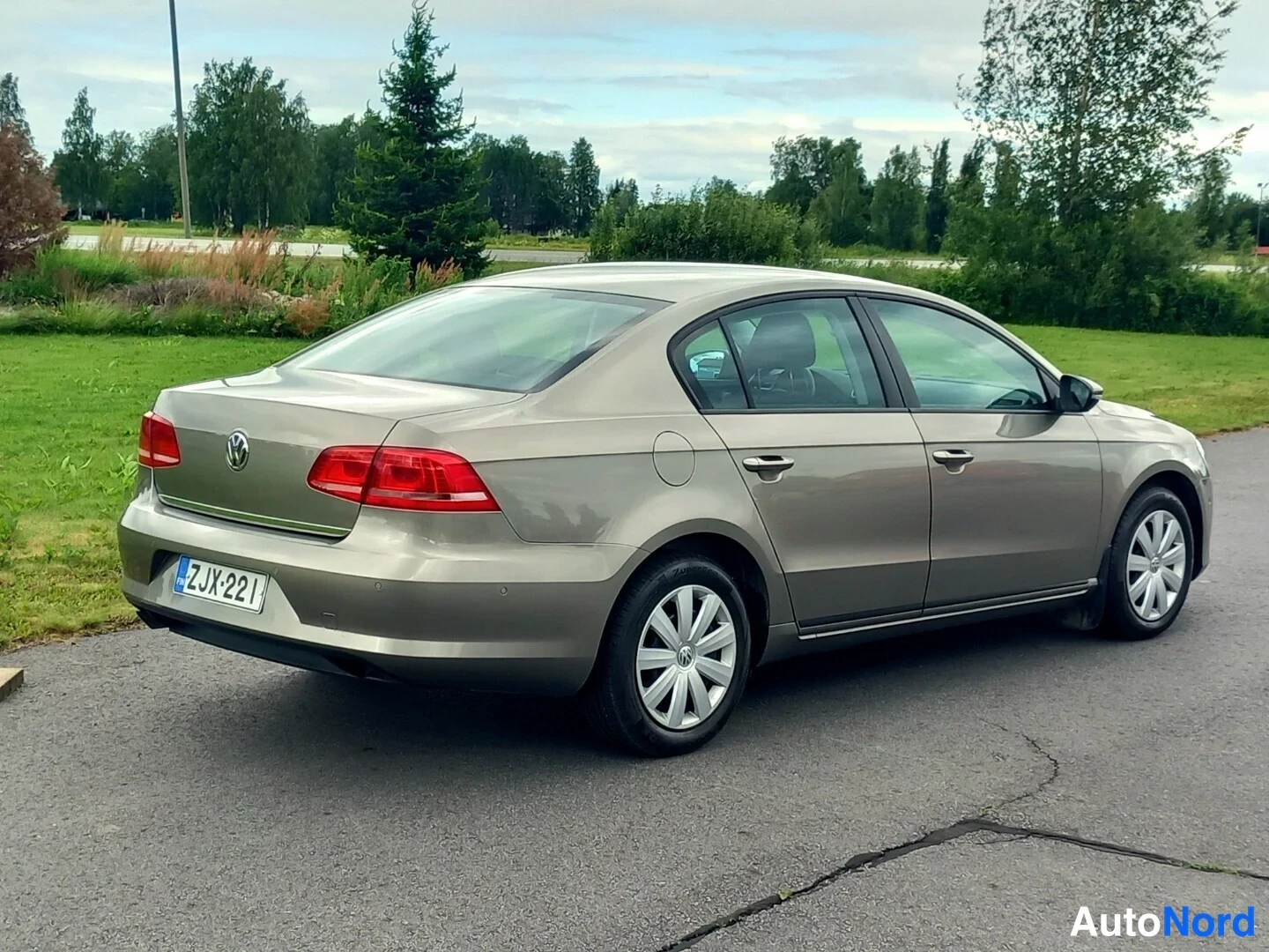 Takaviisto: Volkswagen Passat -sedan takaosa ja kylki takaa vasemmalta kuvattuna, rekisterikilpi.
