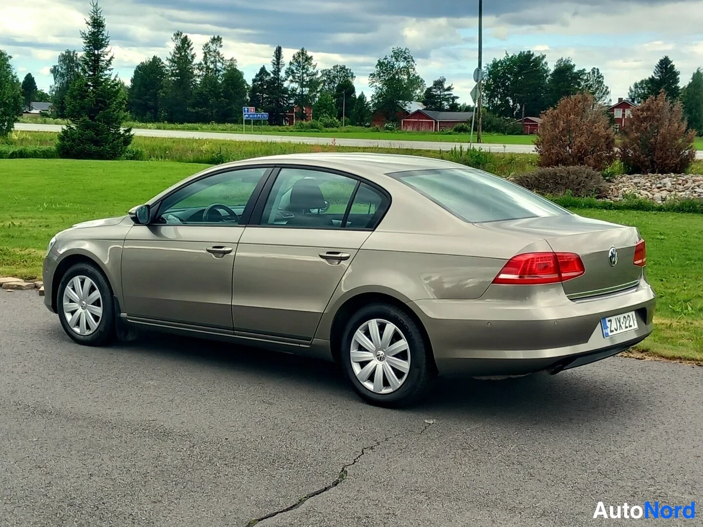 Takaviisto: Volkswagen Passat -sedan takaosa ja kylki takaa oikealta kuvattuna, rekisterikilpi.