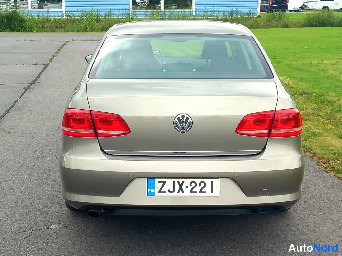 Takaa: Volkswagenin takaosa suoraan takaa, VW-logo ja rekisterikilpi näkyvissä.