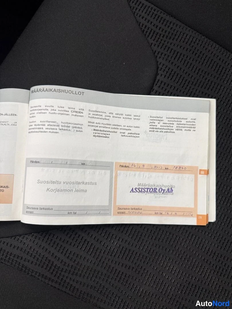 Yksityiskohta: Huolto-oppaan sivu, otsikko 'MÄÄRÄAIKAISHUOLLOT', jässä leima 'ASSISTOR Oy Ab'.