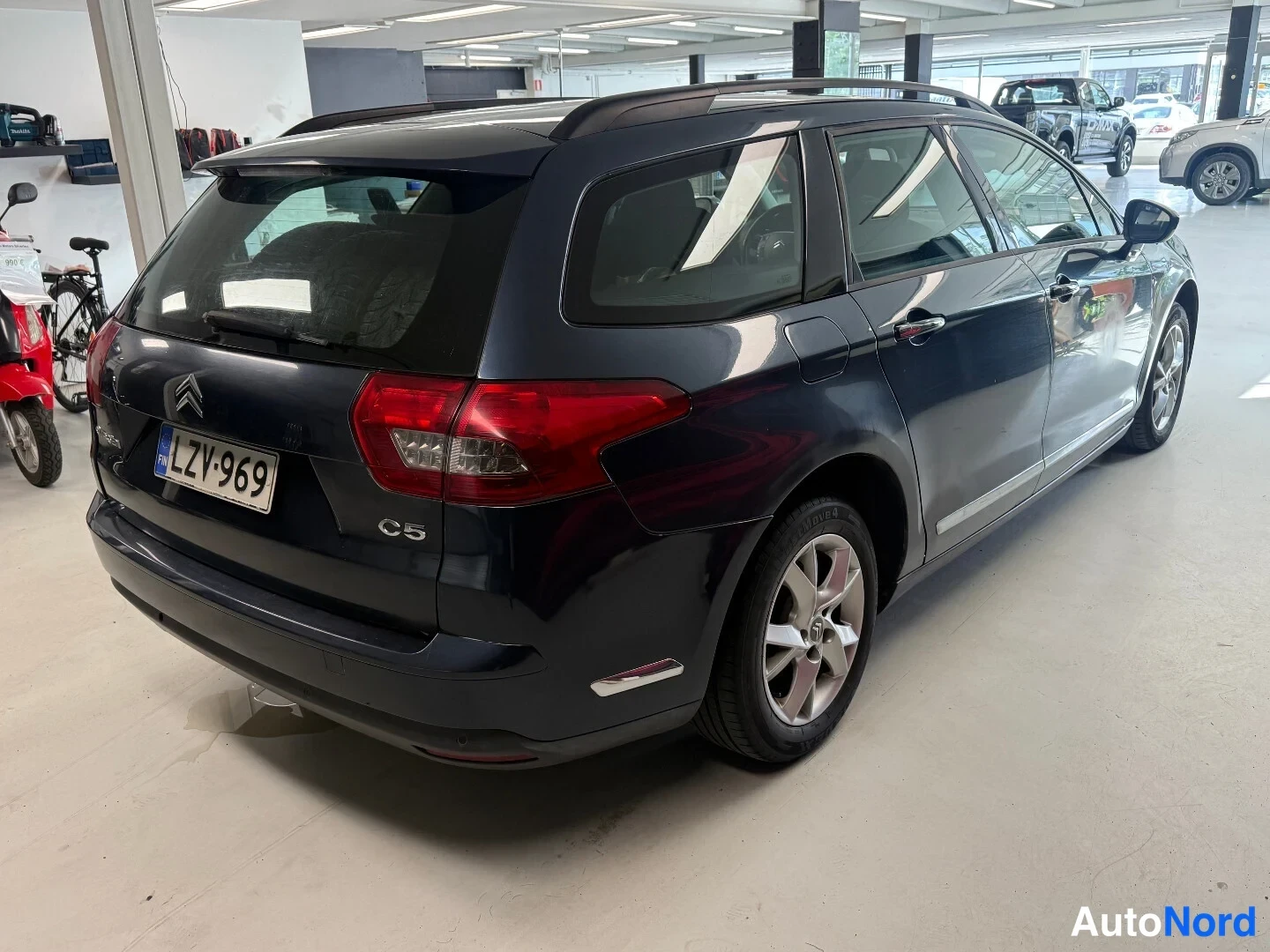 Takaviisto: Citroen C5 -farmari takaa oikealta kolmivartaloasennossa, rekisterikilpi ja C5-merkintä takaluukussa näkyvät.