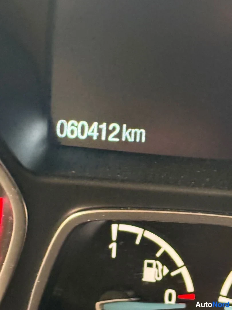 Muu: Kojelaudan näyttö, jossa lukee 060412 km ja osa polttoainemittarista.