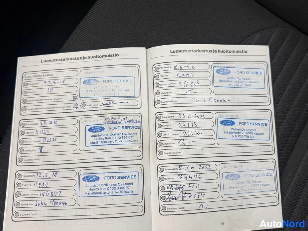Muu: Auki avattu huoltokirja sivut 18-19, jossa luovutustarkastus- ja huoltomerkintöjä Ford Service -leimoilla.