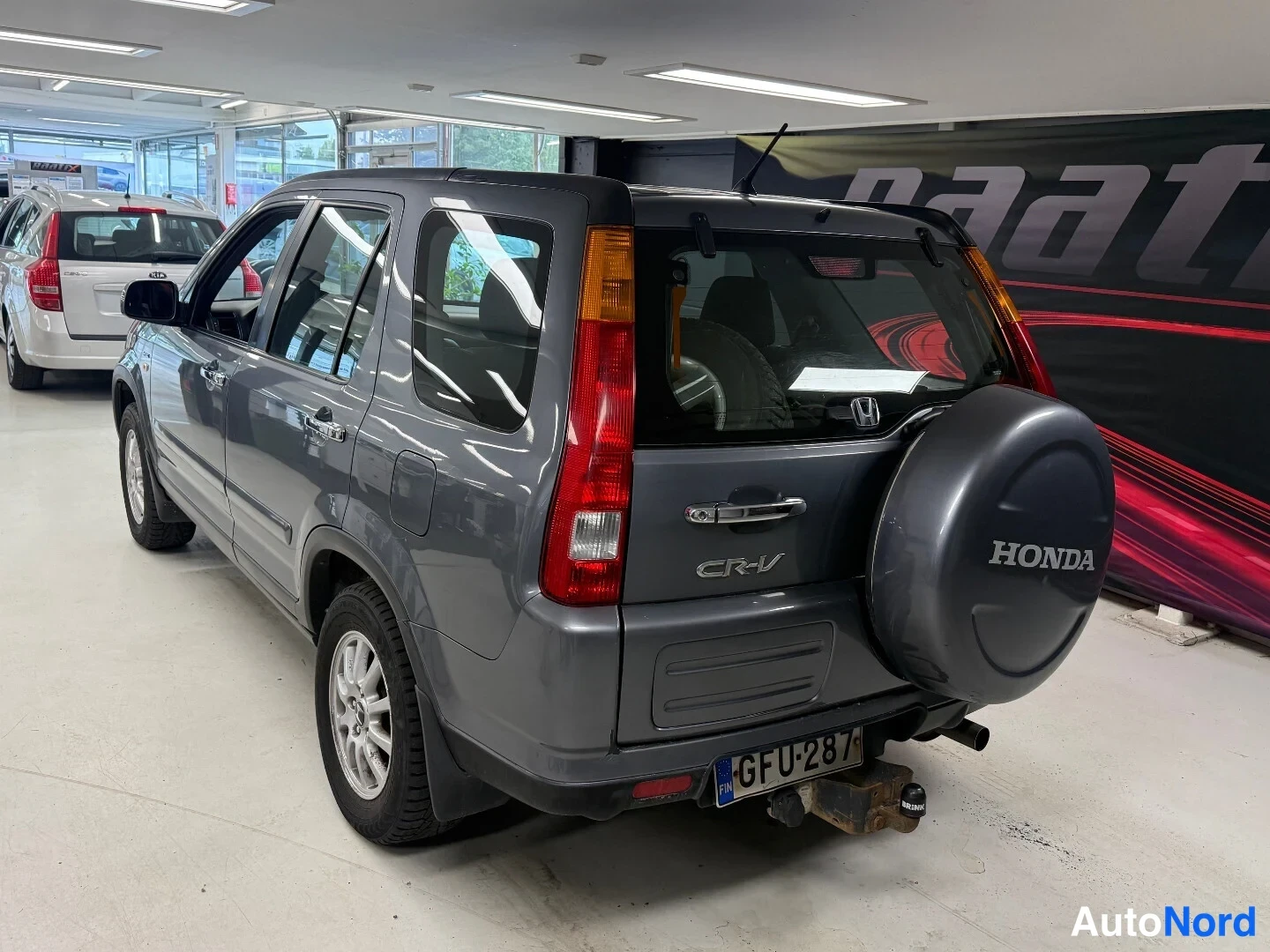 Takaviisto: Honda CR-V takaosalta kolmivartalo-kulmasta, takarenkaita kannattimella