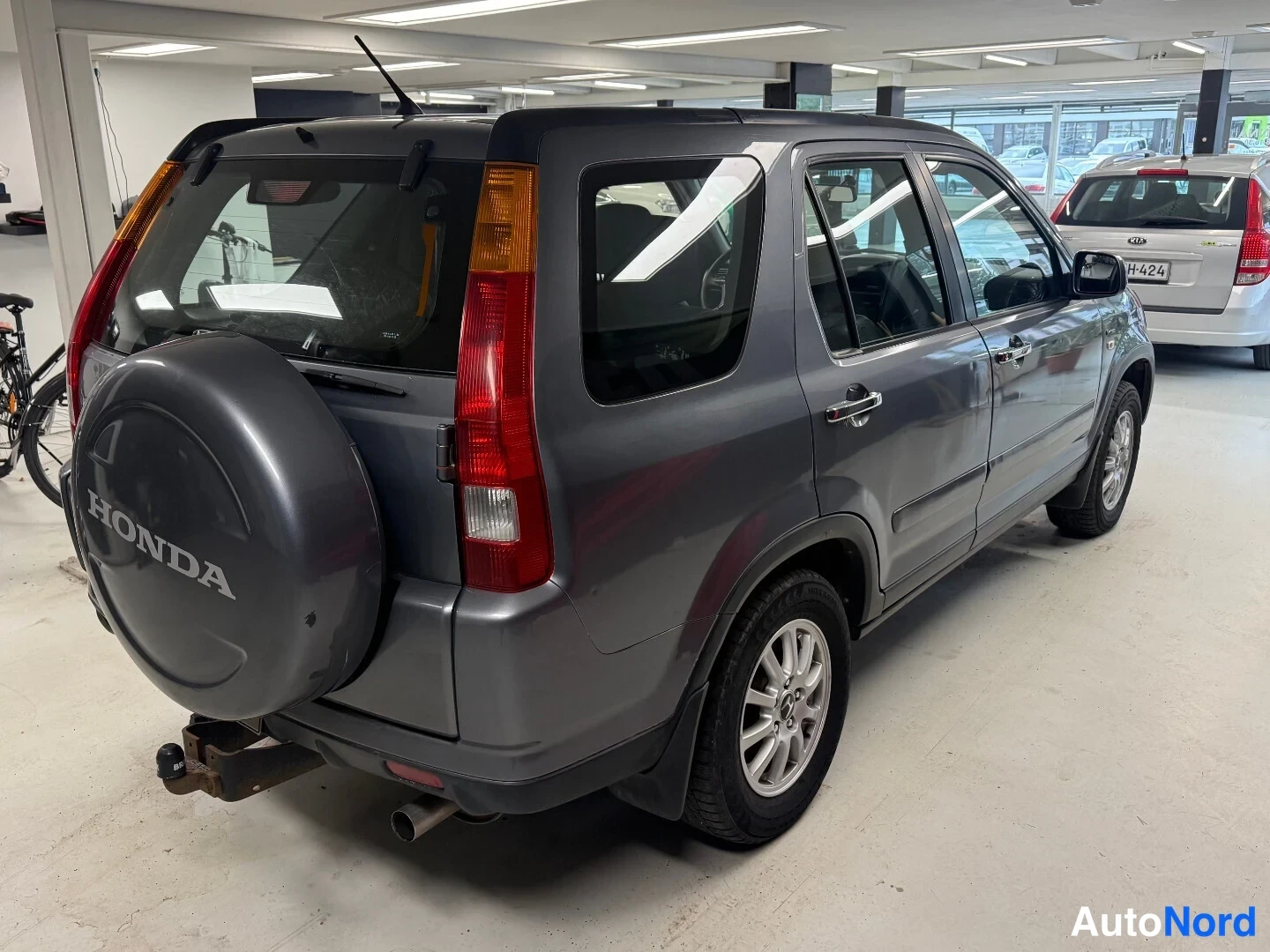 Takaviisto: Honda CR-V takaosalta ja oikealta sivulta