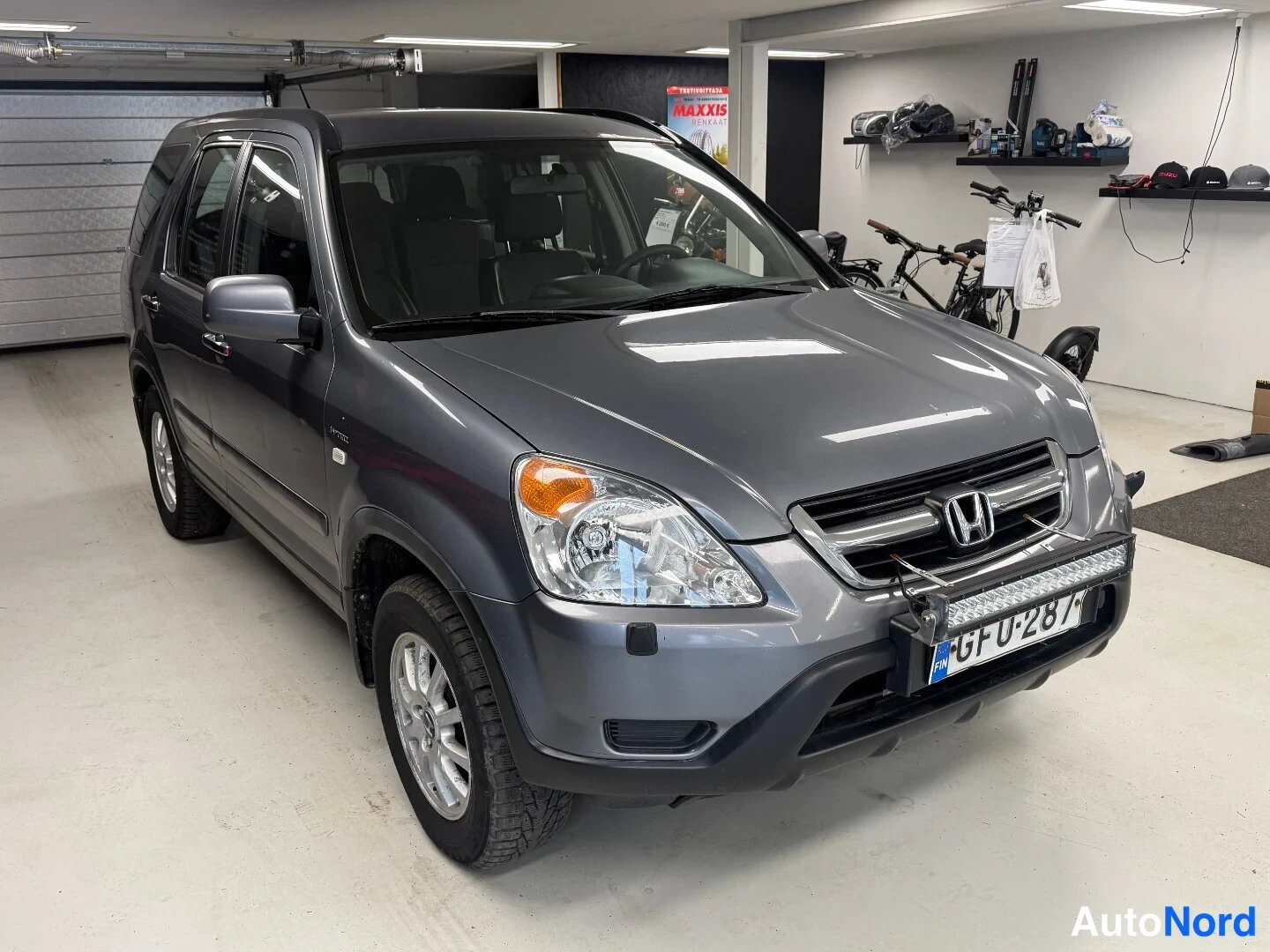 Etuviisto, nokka oikealle: Honda CR-V etuosalta kolmivartalo-kulmasta, rekisteri