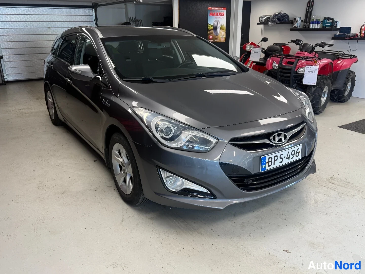 Etuviisto, nokka oikealle: Hyundai i40 -farmari etuviistosta oikealta, harmaa