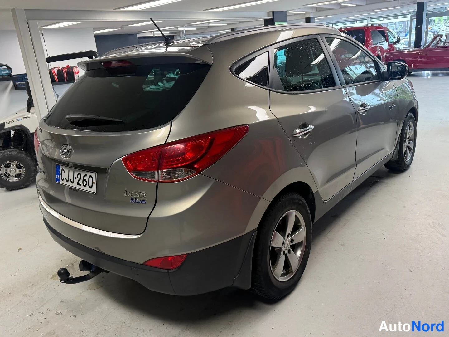 Takaviisto: Hyundai ix35 takaa vasemmalta kolmannesaulakulmassa, takavalot ja ix35 Blue-takakirjaus näkyvissä, rekisteri.