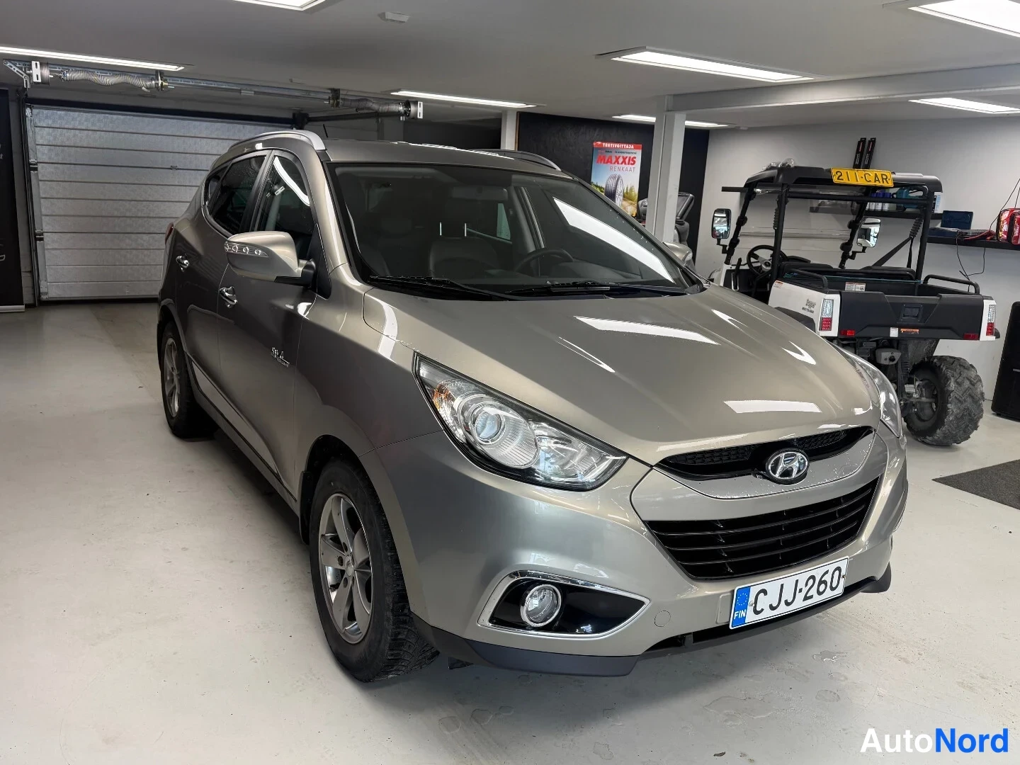 Etuviisto, nokka oikealle: Hyundai ix35 edestä oikealta kolmannesaulakulmassa, etusäleikkö ja ajovalot näkyvissä, rekisteri.