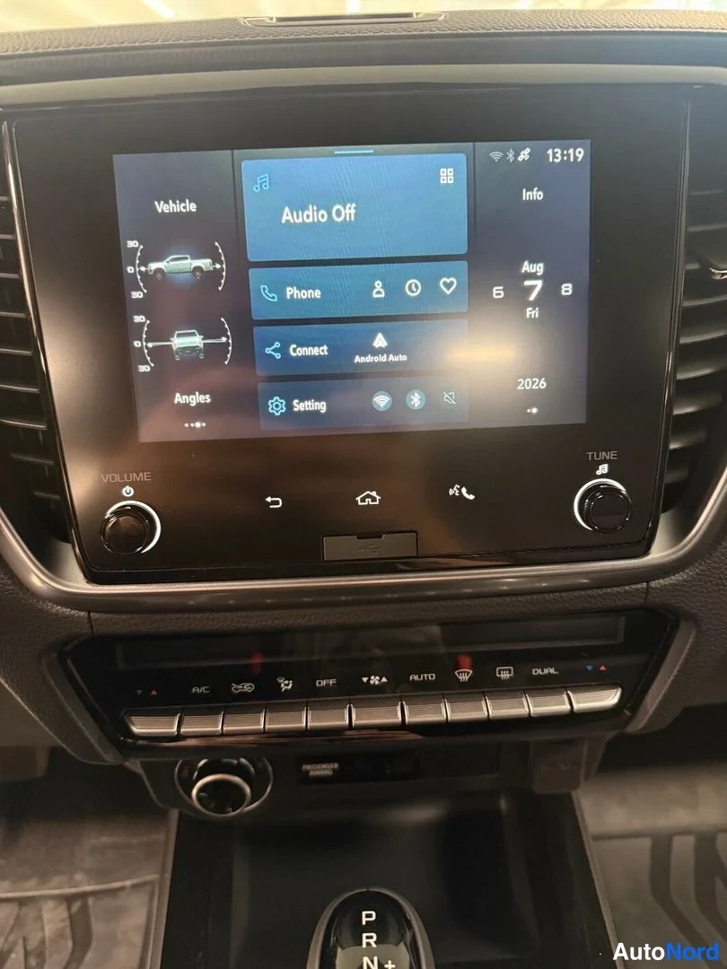 Muu: Infotainment-näytön lähikuva, jossa näkyy Audio Off -valikko, Vehicle- ja Angles-näkymät sekä Info-paneeli ajalla 13:19 ja päivämäärällä Aug 7 2026.