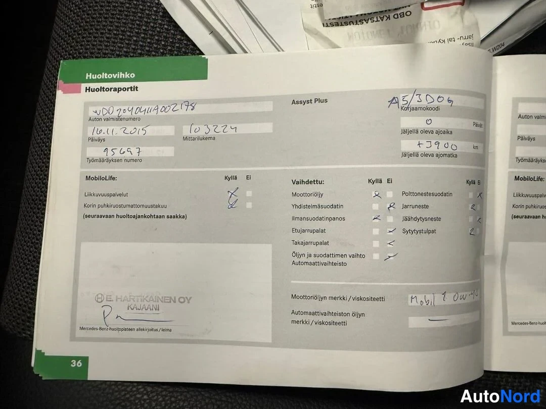 Muu: Sama huoltovihkon sivu 36 uudelleen valokuvattuna: huoltotietue 10.11.2015, mittarilukema 103224 km, vaihdetut osat merkittyinä ja huoltoliikkeen leima.