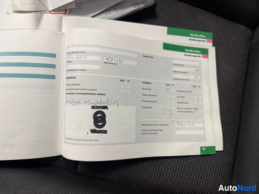 Asiakirja: Huoltokirjan sivu, jossa käsinkirjoitetut merkinnät pisteosta ja rengasmittaustiedosta.