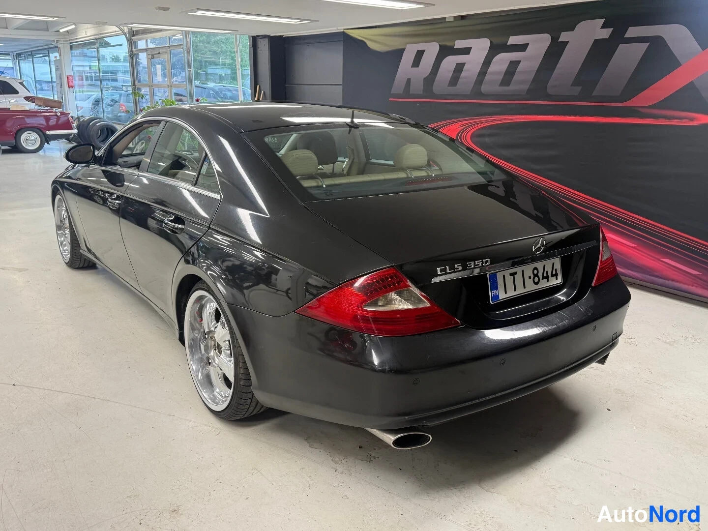 Takaviisto: Musta Mercedes-Benz CLS 350 takakulmasta, Chrome-vanteet, CLS 350 -teksti ja rekisterikilpi takaluukussa.