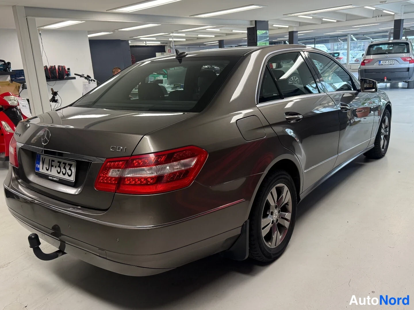 Takaviisto: Mercedes-Benz E-sarjan sedan takaosa ja oikea sivu viistosti, takavilkut ja rekisteri näkyvissä.