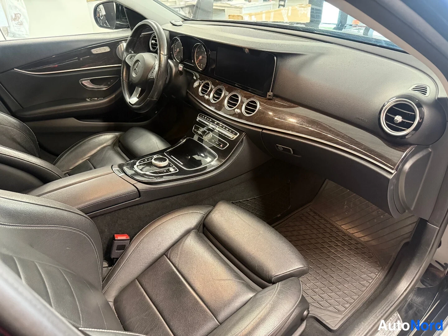 Muu: Mercedes-Benzin etuistuimet ja kojelauta, mustat nahkaistuimet ja keskitunneli.