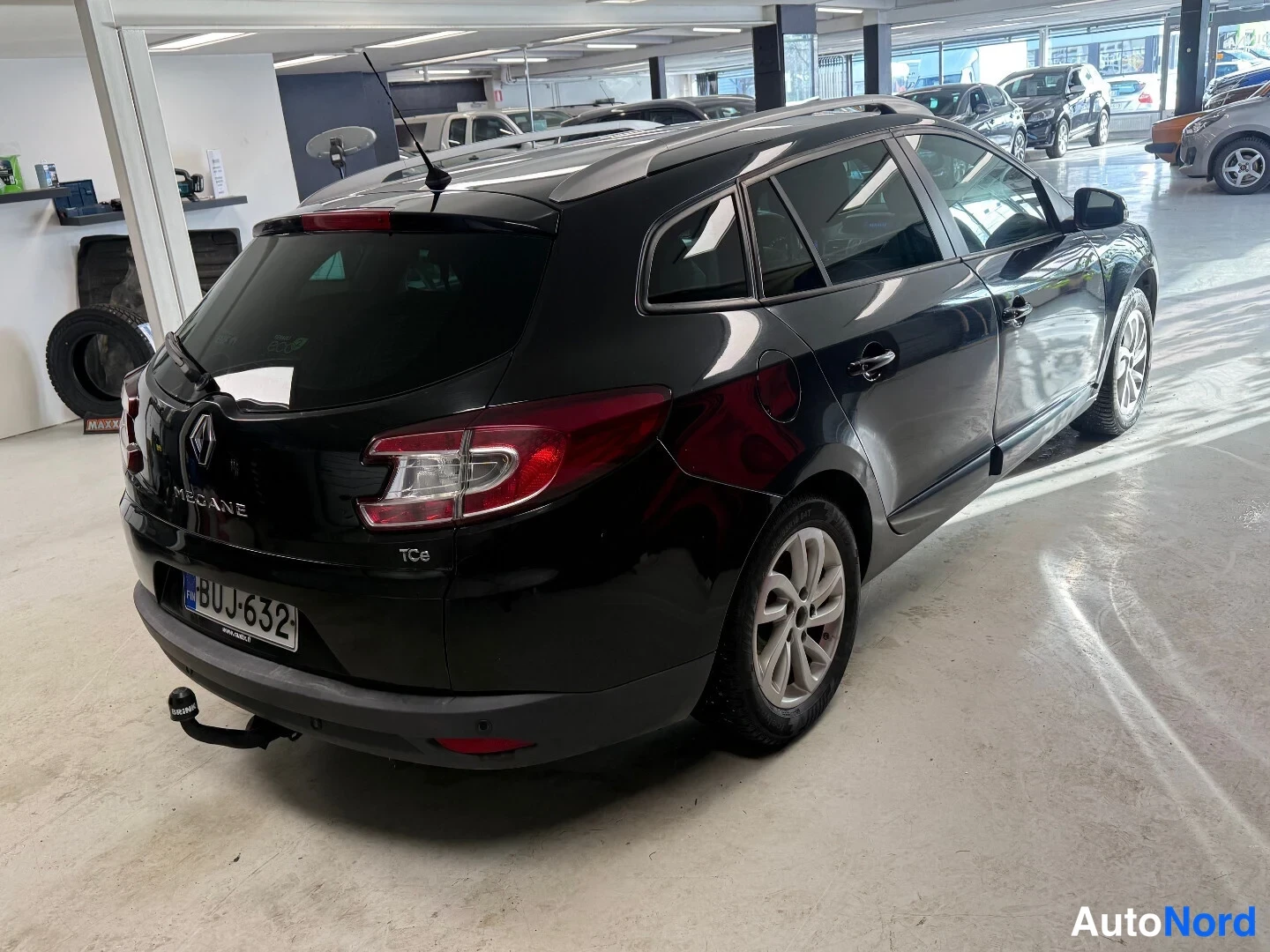Takaviisto: Renault Megane Farmari takakulma sisätiloissa, musta