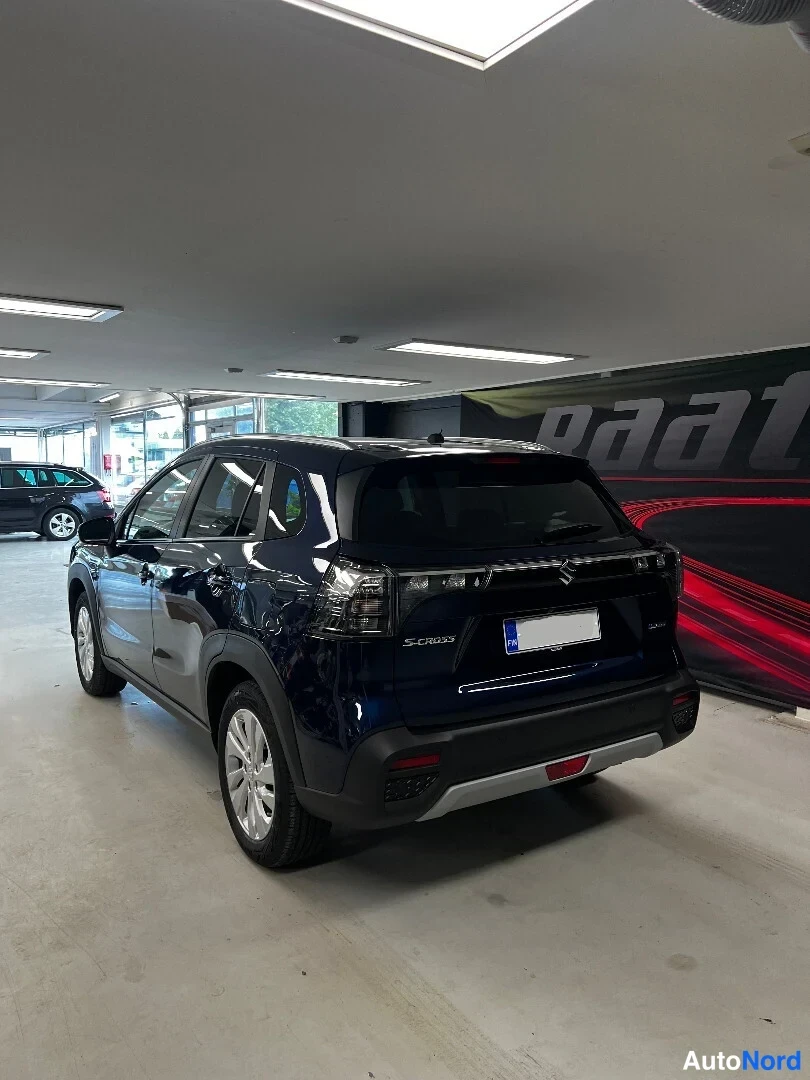 Takaviisto: Auton takakolmannes; takaosassa lukee S-CROSS.