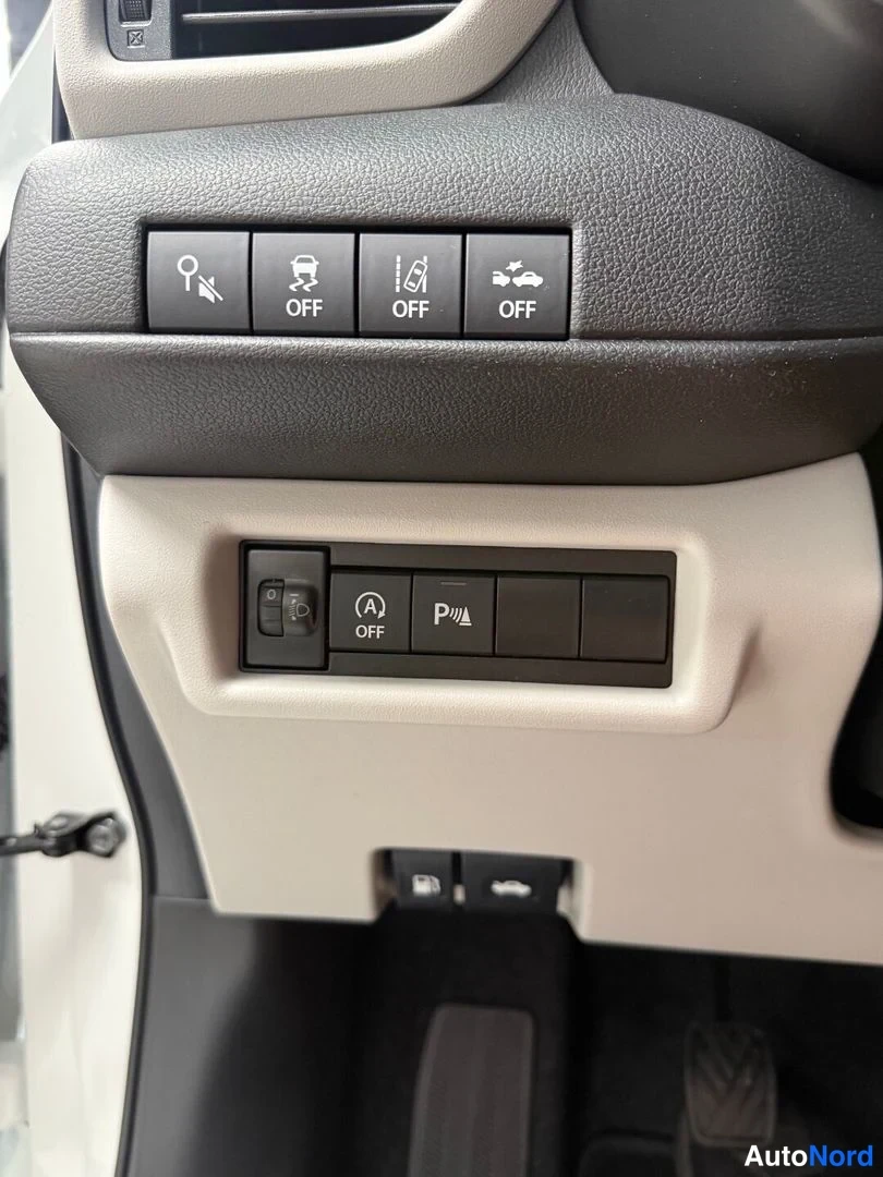 Yksityiskohta: Kojeiston kytkimia: tussiaisen, ajoneston ja parkkimaisimen OFF-kytkimet sekä automaattisen käsijarrun (A) OFF-kytkin.