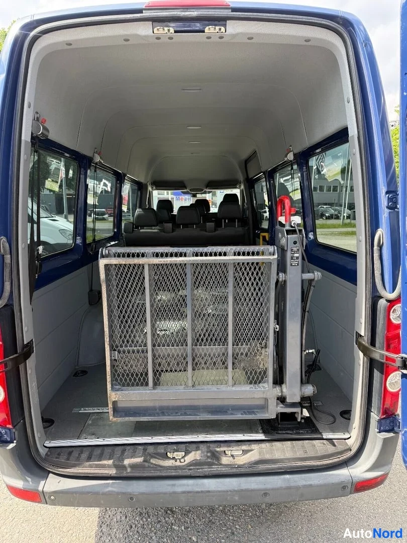 Takaa: Pakettiauto takaapäin, avoimet takaportaat ja tavaratilan nostolaite.