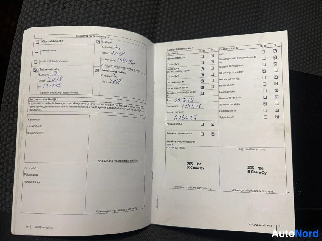 Muu: Auki avattu Volkswagen-huoltokirja, jossa käsinkirjoitetut huoltomerkinnät vuosilta 2018, km-lukemat 125546 ja 625424 sekä leimalla '205 114 K Ceara Oy'.