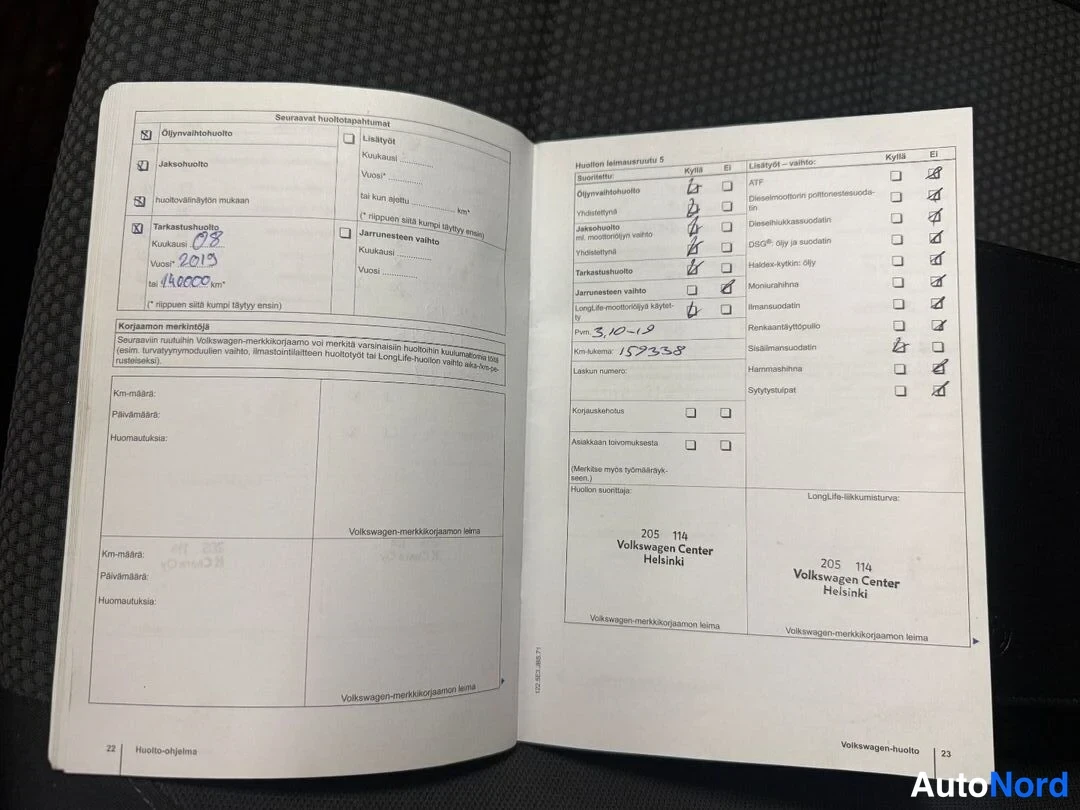 Asiakirja: Avattu Volkswagen-huoltokirja, jossa käsinkirjoitut merkinnät tarkastushuollosta (2013, 140000 km) ja huoltojen leimat Volkswagen Center Helsingiltä.