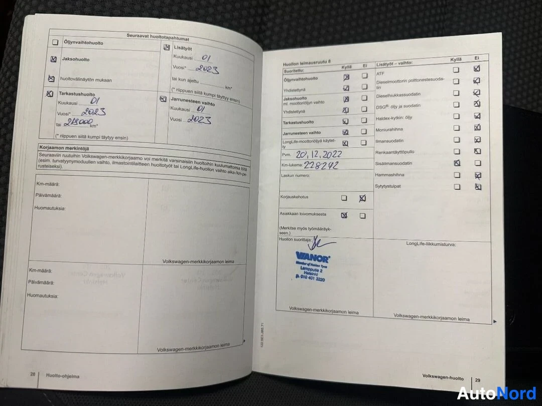 Muu: Volkswagen-huolto-ohjelman avattu huoltokirja, jossa käsinkirjoitettuja huoltopäivämääriä ja Wanor-leima