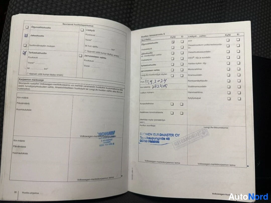 Asiakirja: Volkswagenin huoltokirjan sivut 30–31 avattuna: huolto-ohjelman merkintäsivut, joissa käsin kirjoitettu päivämäärä 19.4.2024 ja lukema 262405.