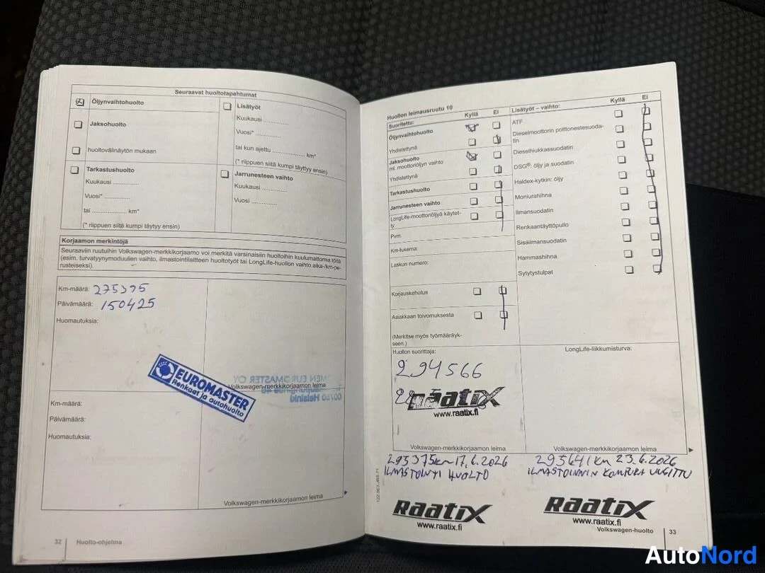 Muu: Auki avattu Volkswagenin huoltokirja, sivut 32-33, huoltoleimasin Raatix ja käsin kirjoitettuja kilometrilukemia