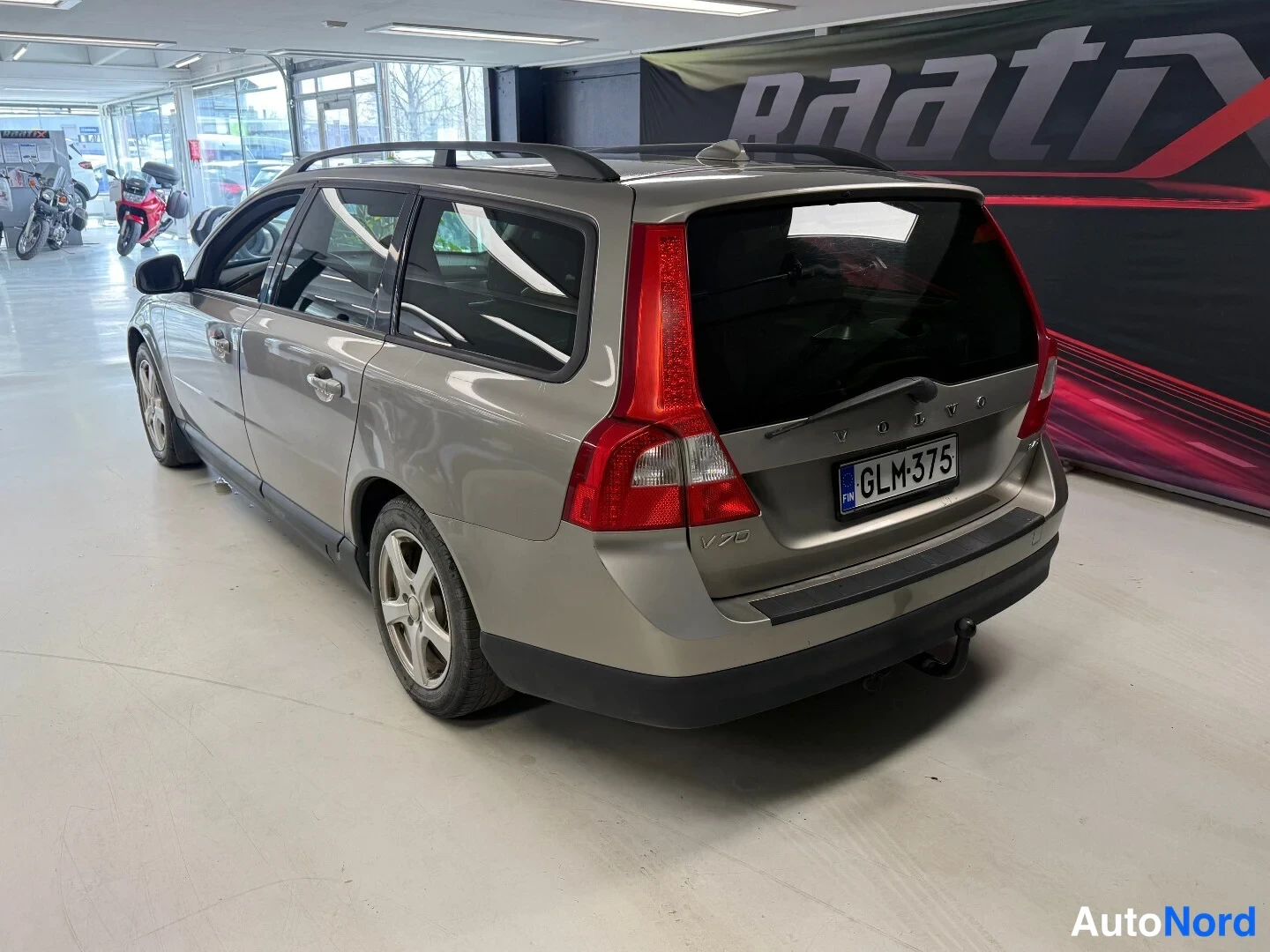 Takaviisto: Volvo V70 -farmari takaviistosta, punaiset takavalot, -rekisterikilpi, vetokoukku.