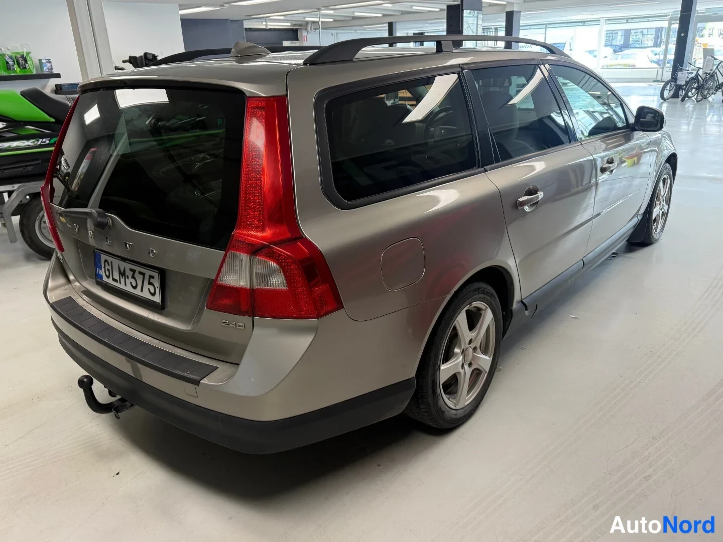 Takaviisto: Volvo V70 -farmari takaviistosta oikealta, kattokaiteet, -rekisterikilpi, vetokoukku.