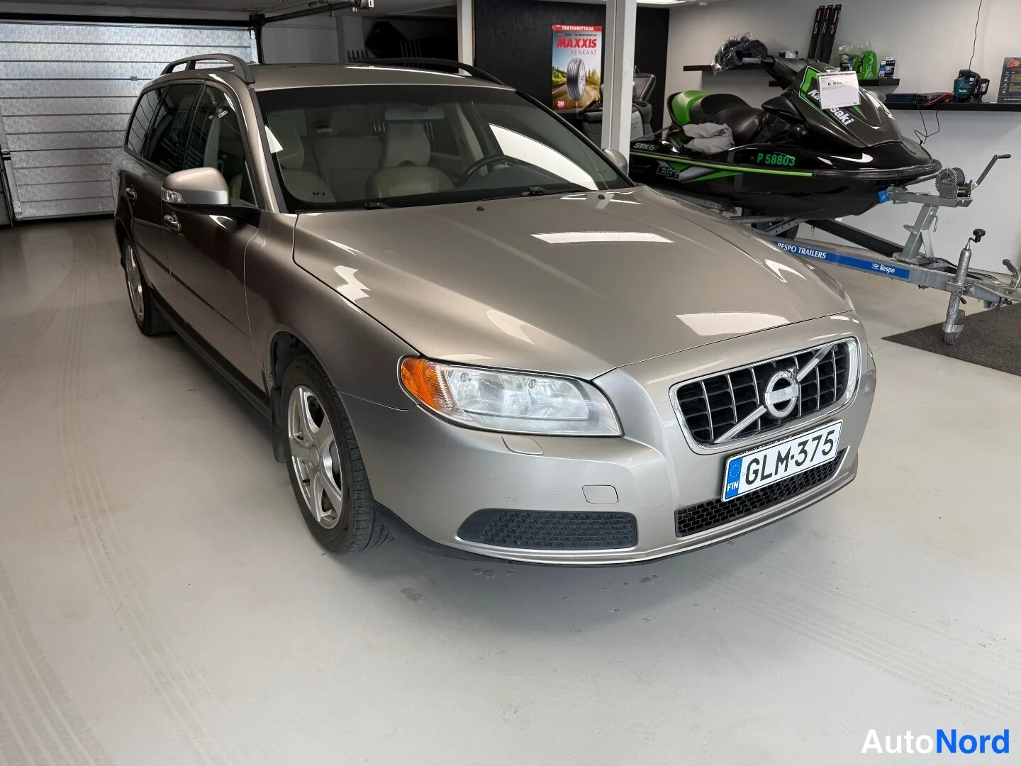Etuviisto: Volvo V70 -farmari etuviistosta oikealta, hopeanbeige korit, -rekisterikilpi.