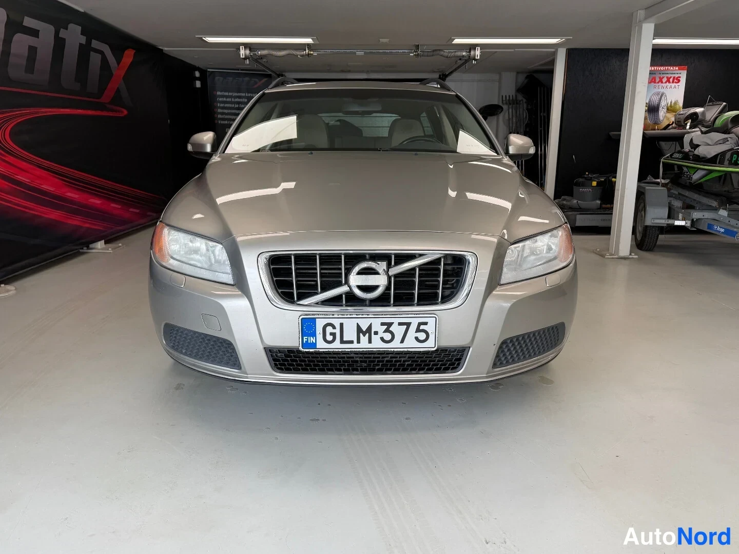 Edestä: Volvo V70 -etalviö hallissa, rekisterikilpi