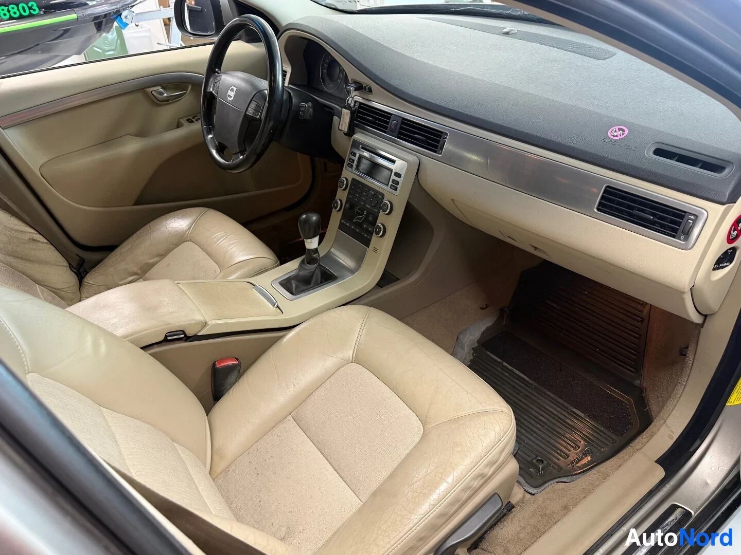 Edestä: Volvo V70 -ohjaamo, manuaalivaihteisto, beige nahkaistuimet