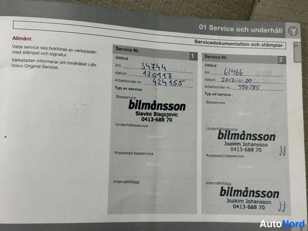 Asiakirja: Huoltokirjan sivu '01 Service och underhåll', jossa kaksi huoltomerkintää bilMånsson-huoltamon leimoilla, km-lukemat 34744 ja 61466.