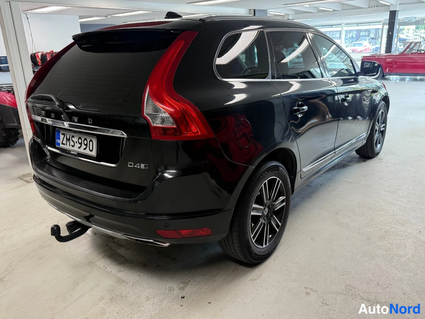 Takaviisto: Mustan Volvo XC60:n takakulma kuvattuna vasemmalta, rekisteritunnus ja D4-tunnus näkyvät takakannessa.